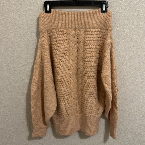 Sleeping on Snow. Size XS. Sweater. Off the shoulder - Picture 3 of 4